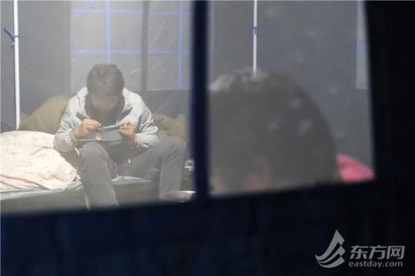 夜幕下的上海一骑手驿站：100顶应急帐篷里的“简单小家”