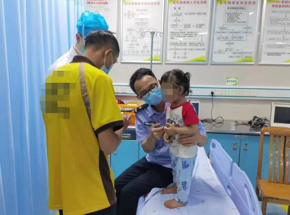 危险！女孩头部卡在阳台栏杆，清远街坊们提心吊胆……