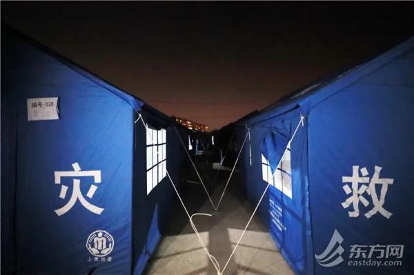 夜幕下的上海一骑手驿站：100顶应急帐篷里的“简单小家”