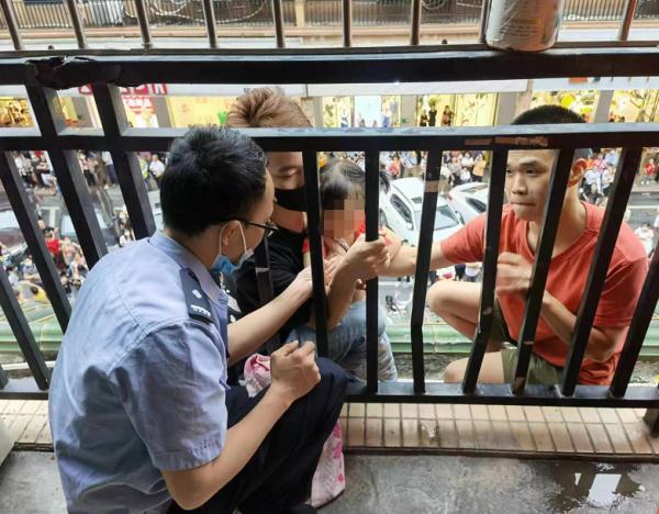 危险！女孩头部卡在阳台栏杆，清远街坊们提心吊胆……