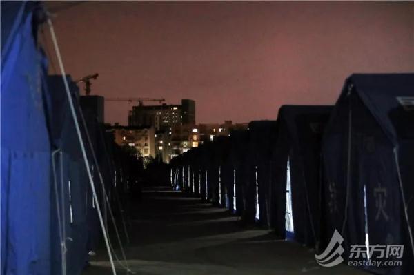 夜幕下的上海一骑手驿站：100顶应急帐篷里的“简单小家”