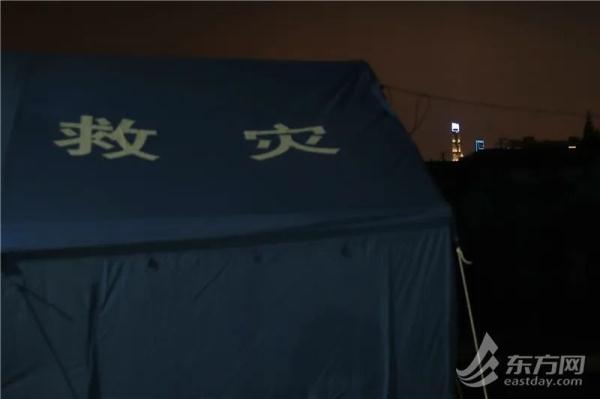 夜幕下的上海一骑手驿站：100顶应急帐篷里的“简单小家”