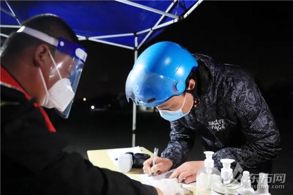 夜幕下的上海一骑手驿站：100顶应急帐篷里的“简单小家”