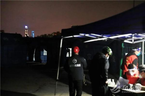 夜幕下的上海一骑手驿站：100顶应急帐篷里的“简单小家”