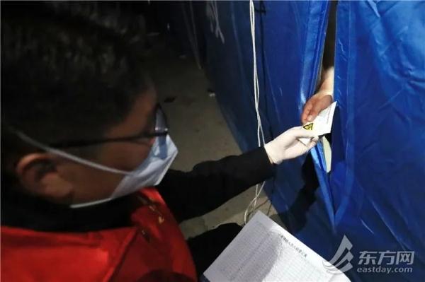 夜幕下的上海一骑手驿站：100顶应急帐篷里的“简单小家”