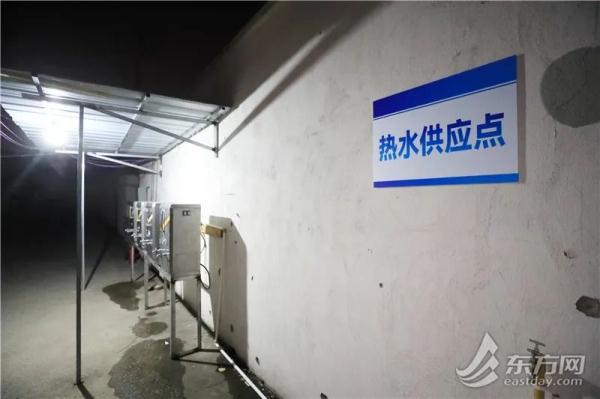 夜幕下的上海一骑手驿站：100顶应急帐篷里的“简单小家”