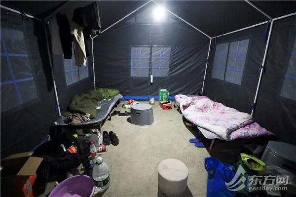 夜幕下的上海一骑手驿站：100顶应急帐篷里的“简单小家”