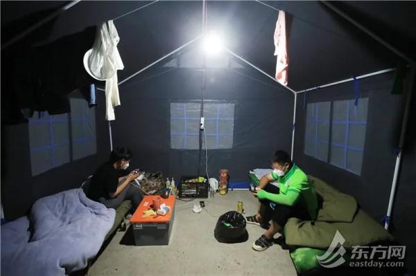 夜幕下的上海一骑手驿站：100顶应急帐篷里的“简单小家”