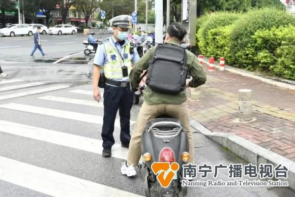不戴头盔、无牌、超载……南宁交警:查! 不戴头盔、无牌、超载……南宁交警:查!
