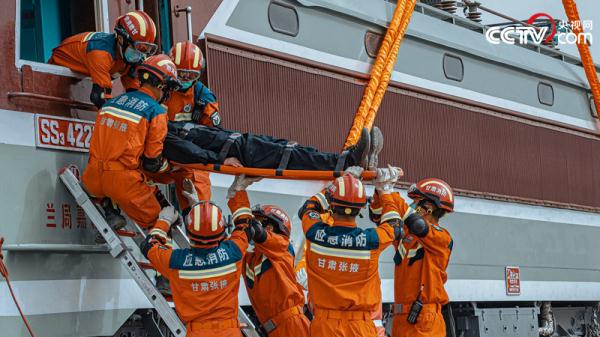 多图直击!数说这场高原高寒地区抗震救灾演习 多图直击!数说这场高原高寒地区抗震救灾演习