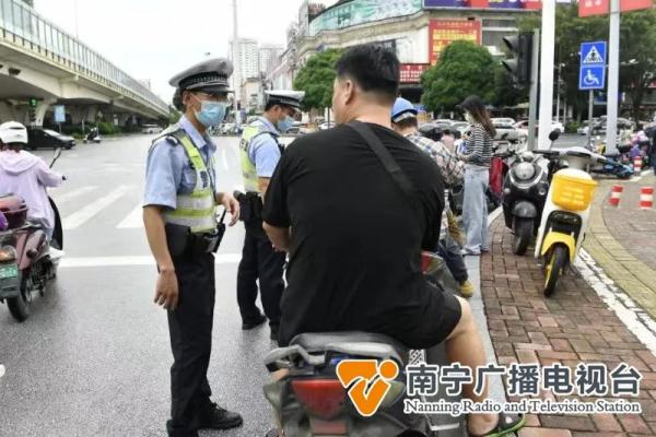 不戴头盔、无牌、超载……南宁交警:查! 不戴头盔、无牌、超载……南宁交警:查!