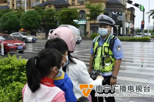 不戴头盔、无牌、超载……南宁交警:查! 不戴头盔、无牌、超载……南宁交警:查!