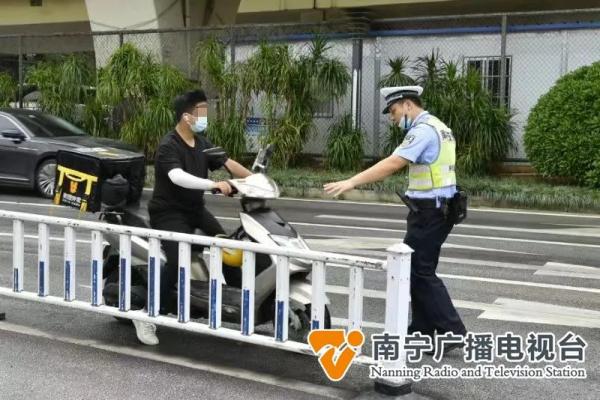 不戴头盔、无牌、超载……南宁交警:查! 不戴头盔、无牌、超载……南宁交警:查!
