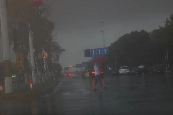 明天珠海仍有持续性大暴雨！全市学校继续停课一天！公交、航班、应急庇护……