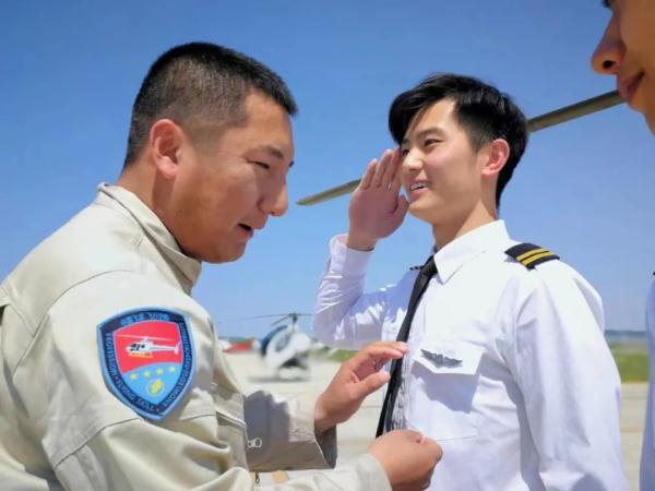 这对警察兄弟，是真帅！