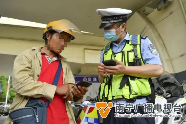 不戴头盔、无牌、超载……南宁交警:查! 不戴头盔、无牌、超载……南宁交警:查!