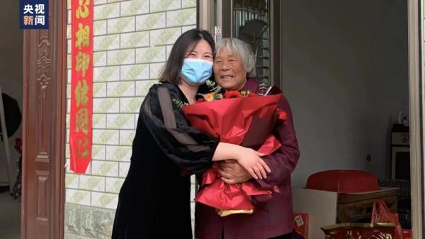 “奶奶，您还记得我吗？”