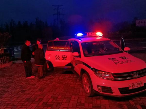 八旬外地老人迷路,村干部热心救助 八旬外地老人迷路,村干部热心救助