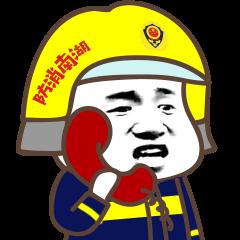 吓人！男子半夜上厕所，抬头看见一条大蛇吐信子