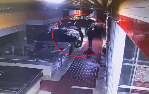 贵州一菜场多家商贩营业额被盗，警方调查监控发现……