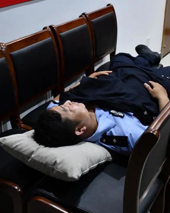 为了好好睡个觉能把警察逼成什么样