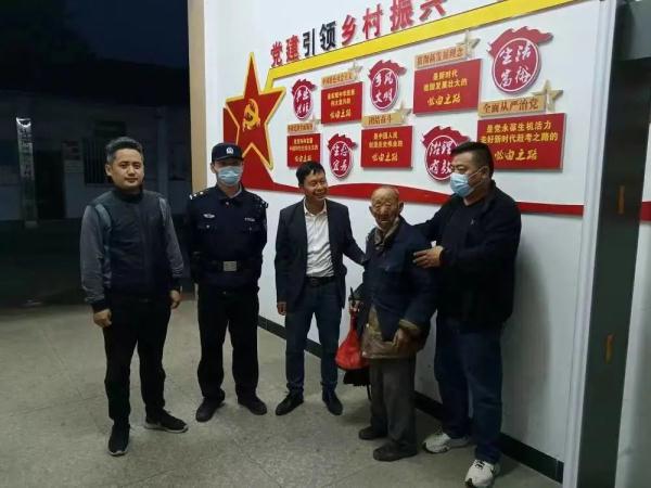 八旬外地老人迷路,村干部热心救助 八旬外地老人迷路,村干部热心救助