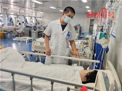 警惕!小伙喝奶茶喝进ICU,一天4杯打底…… 警惕!小伙喝奶茶喝进ICU,一天4杯打底……