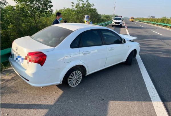 高速爆胎360度旋转，幸亏驾驶人系了它！