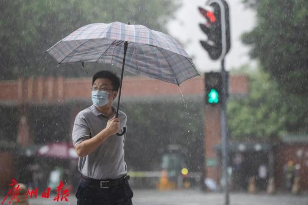 广州三防办提醒：傍晚开始预计有大到暴雨，下班尽快回家！