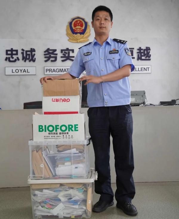 锦旗多到挂不下,“反诈老中医”的办公室火了 锦旗多到挂不下,“反诈老中医”的办公室火了