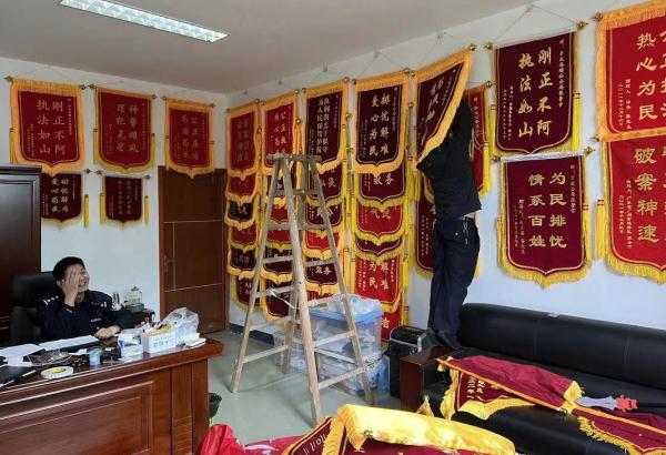 锦旗多到挂不下,“反诈老中医”的办公室火了 锦旗多到挂不下,“反诈老中医”的办公室火了