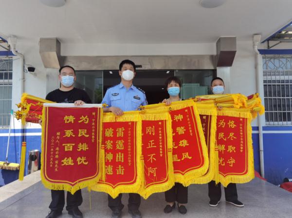 锦旗多到挂不下,“反诈老中医”的办公室火了 锦旗多到挂不下,“反诈老中医”的办公室火了