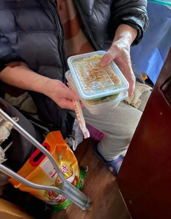 疫情中的上海邻居:90后志愿者和89岁“独居少女” 相互治愈 疫情中的上海邻居:90后志愿者和89岁“独居少女” 相互治愈