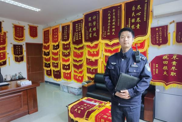 锦旗多到挂不下,“反诈老中医”的办公室火了 锦旗多到挂不下,“反诈老中医”的办公室火了