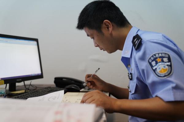 锦旗多到挂不下,“反诈老中医”的办公室火了 锦旗多到挂不下,“反诈老中医”的办公室火了