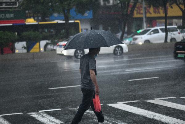 广州今晚雨势可能会再次加大！深圳全市暴雨红色预警，多地停课