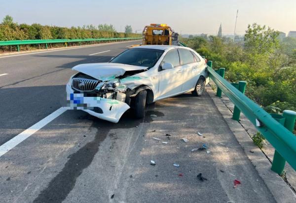 高速爆胎360度旋转，幸亏驾驶人系了它！