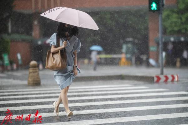 广州三防办提醒：傍晚开始预计有大到暴雨，下班尽快回家！