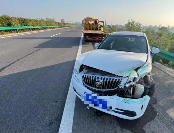 高速爆胎360度旋转，幸亏驾驶人系了它！