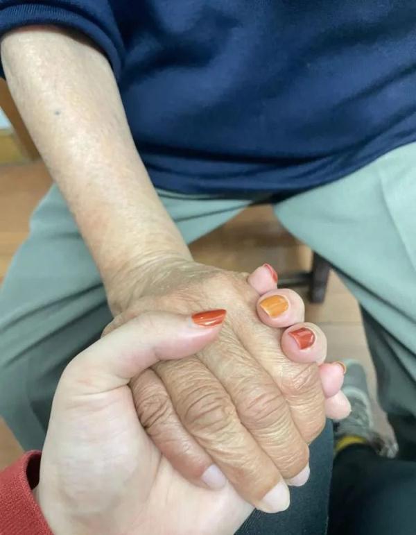 疫情中的上海邻居:90后志愿者和89岁“独居少女” 相互治愈 疫情中的上海邻居:90后志愿者和89岁“独居少女” 相互治愈