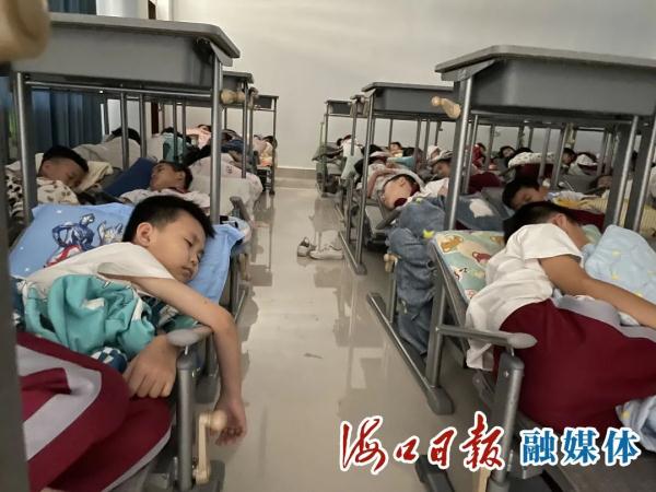 秒变床，午休躺着睡！海口多所学校引进新式折叠课桌椅