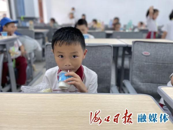 秒变床，午休躺着睡！海口多所学校引进新式折叠课桌椅