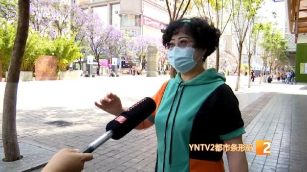 男生与孔雀“斗舞”！这个云艺学生在网上火了