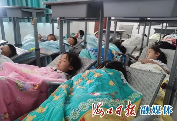 秒变床，午休躺着睡！海口多所学校引进新式折叠课桌椅