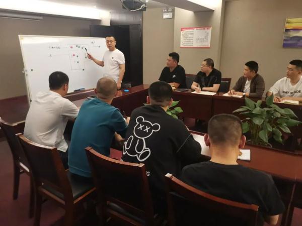 抓捕中，预捕对象持有枪支、手榴弹，他穿上防弹衣第一个冲了上去……