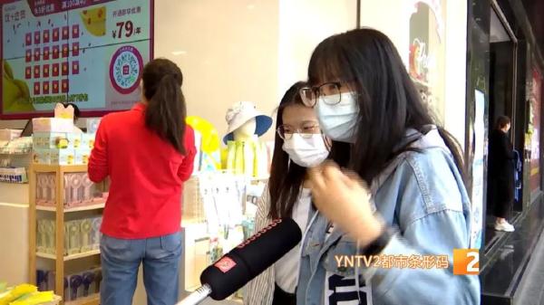 男生与孔雀“斗舞”！这个云艺学生在网上火了