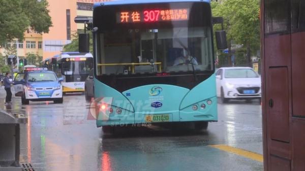 深圳暴雨红色预警信号仍在生效中！上班路上的你请注意