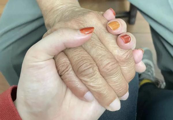 89岁独居奶奶与“90后”女孩的故事，暖哭了