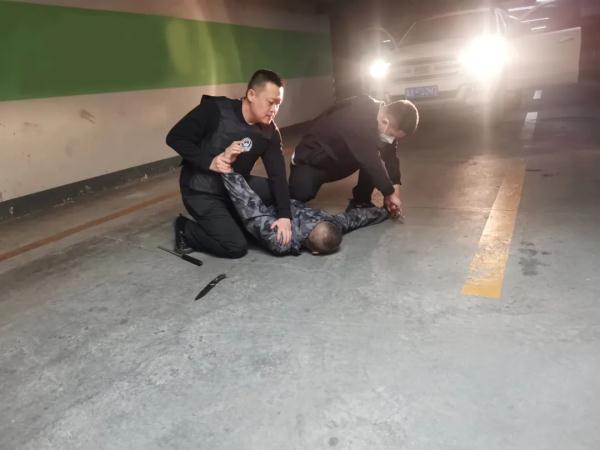 抓捕中，预捕对象持有枪支、手榴弹，他穿上防弹衣第一个冲了上去……