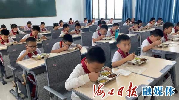 秒变床，午休躺着睡！海口多所学校引进新式折叠课桌椅